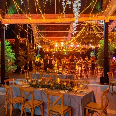 Conjunto de Mesa y Sillas Rústicas