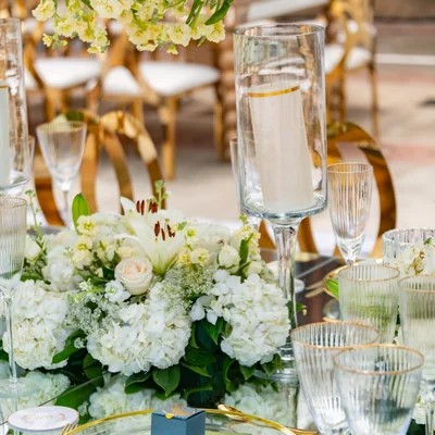 Montaje de Mesa Elegante con Flores