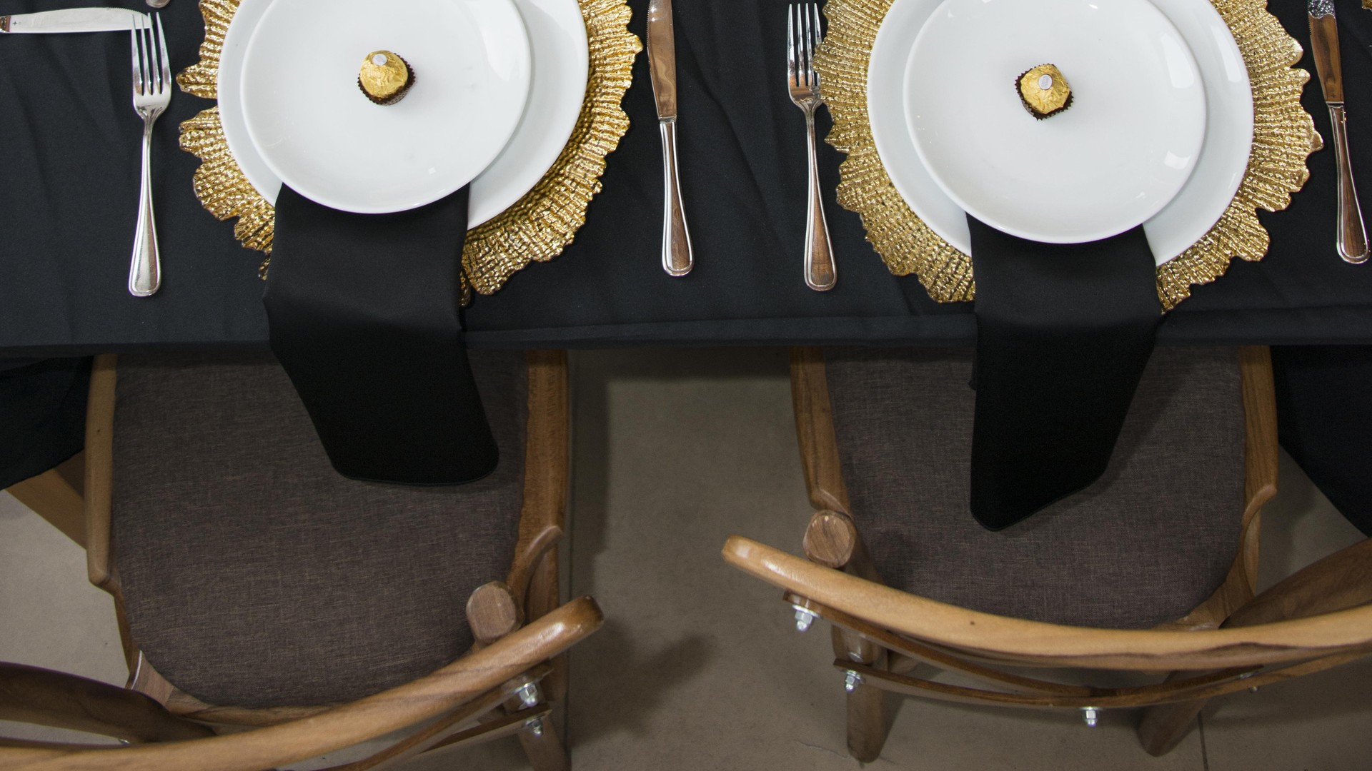 Mesa de celebración elegante con arreglos florales