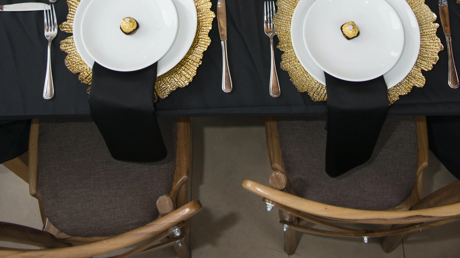 Mesa de celebración elegante con arreglos florales